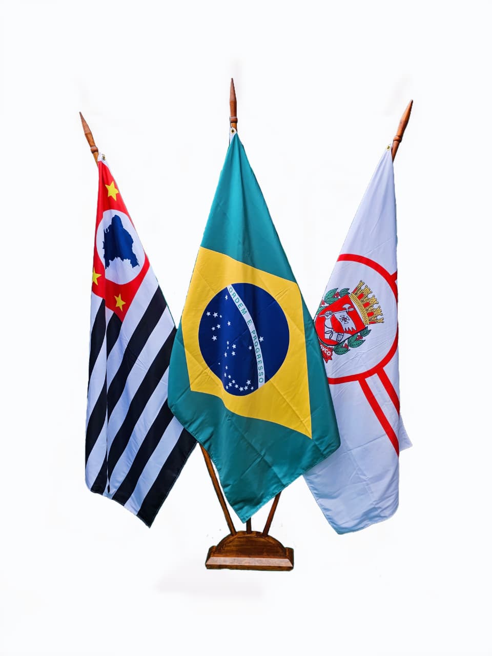 Base tripla com bandeiras oficiais